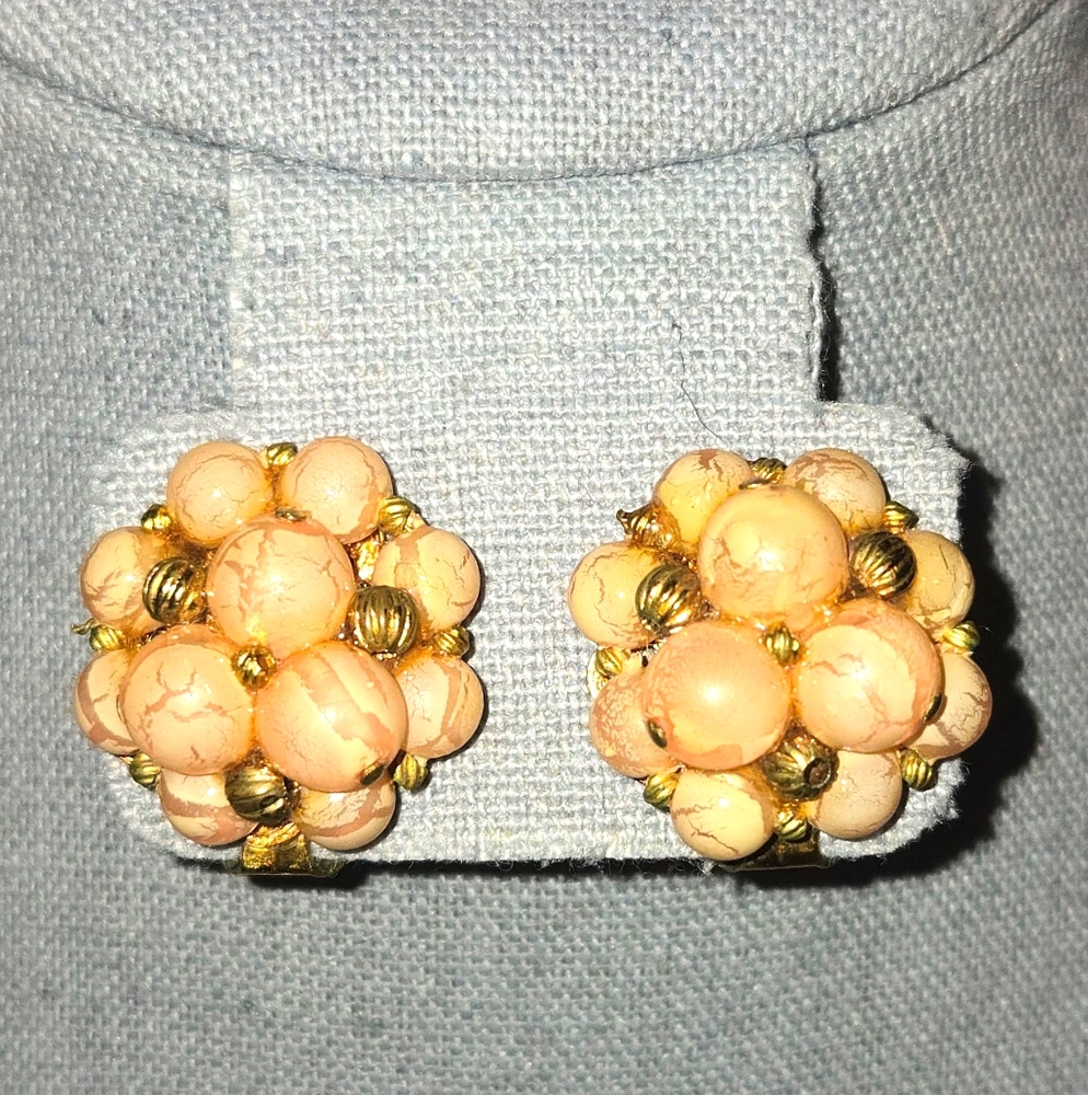 Weiss(?) VTG Cluster Gold Tone & Crackled Peach Lucite Bead Clip On Earrings 1"‎